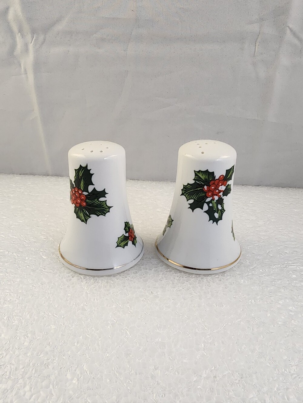 Vtg Lefton Hand Painted Holly Berry Christmas Salt & Pepper Shakers #7955